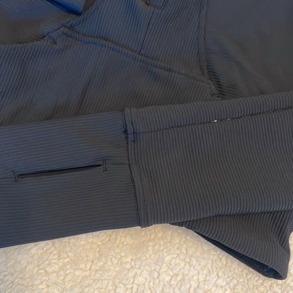 90 Degree by Reflex Cropped half zip - Picture 4 of 10